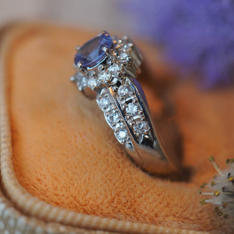 色合いの美しいタンザナイト デザインリング