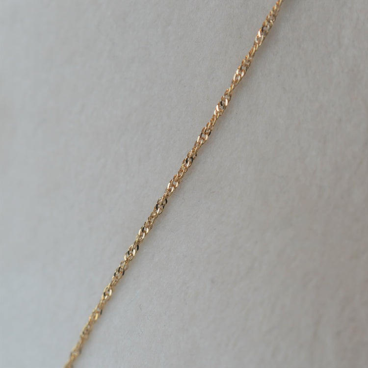 細かな輝きが可憐な スクリューネックレス