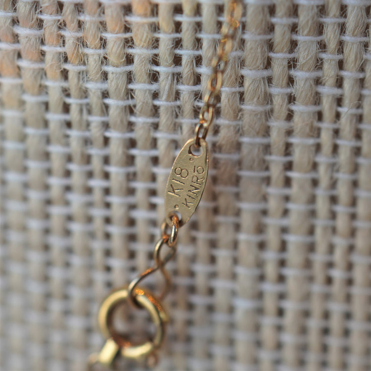 軽い着け心地のデザインネックレス