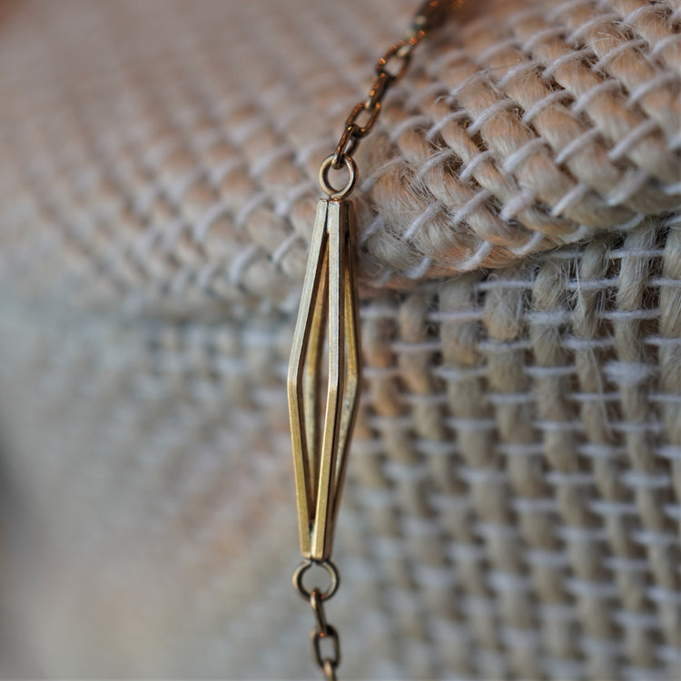 軽い着け心地のデザインネックレス