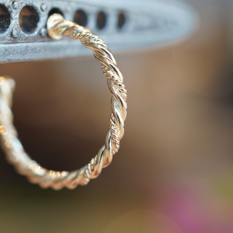 シンプルで軽い フープピアス