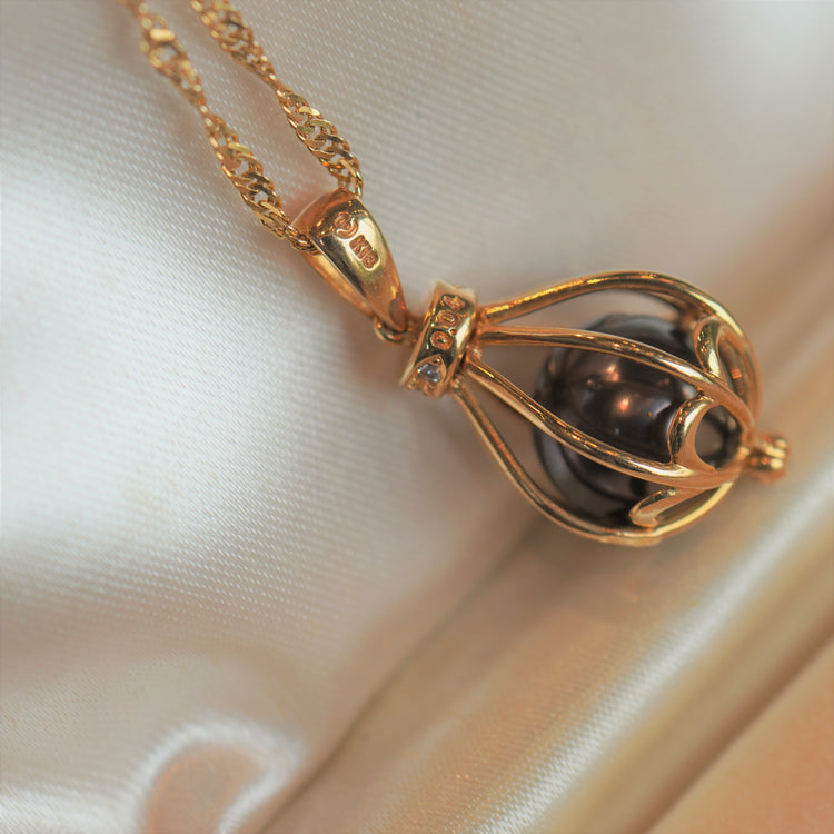 シックな ブラックパールトップ