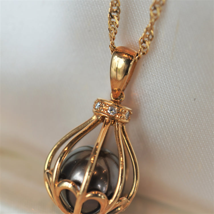 シックな ブラックパールトップ