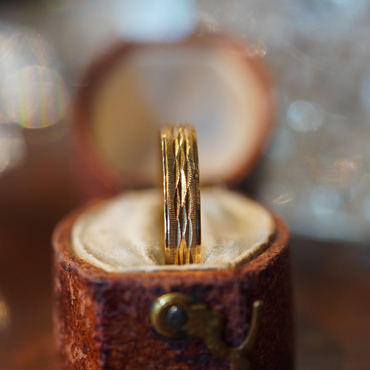 彫りの美しいデザインリング