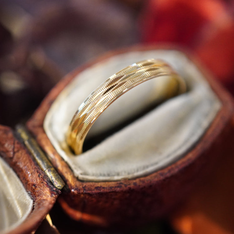 彫りの美しいデザインリング