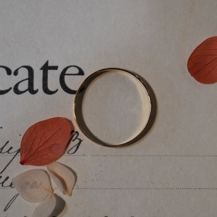 彫りの美しいデザインリング