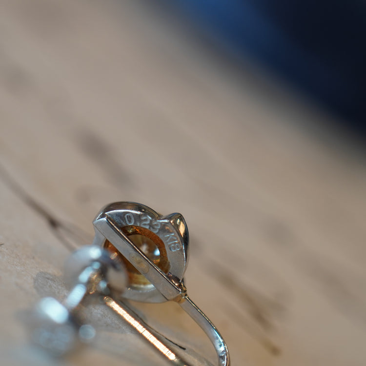 ダイヤモンドが美しいコンビイヤリング