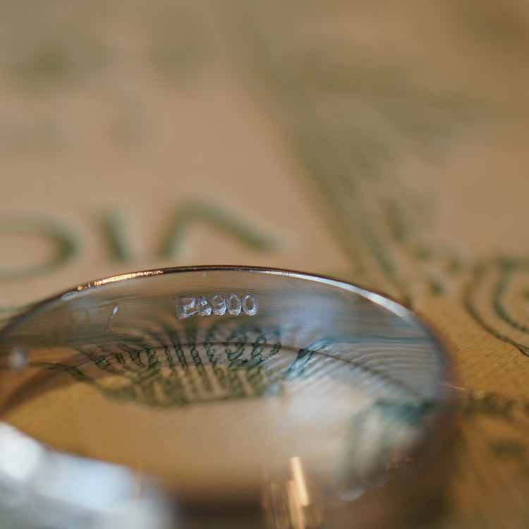 小さなダイヤモンドがかわいいプラチナリング