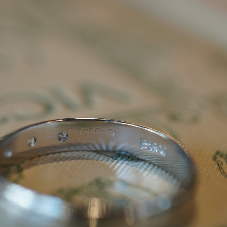 小さなダイヤモンドがかわいいプラチナリング