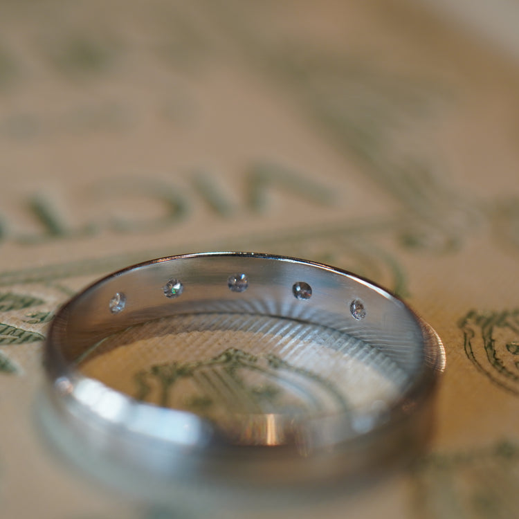 小さなダイヤモンドがかわいいプラチナリング