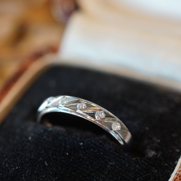 小さなダイヤモンドがかわいいプラチナリング