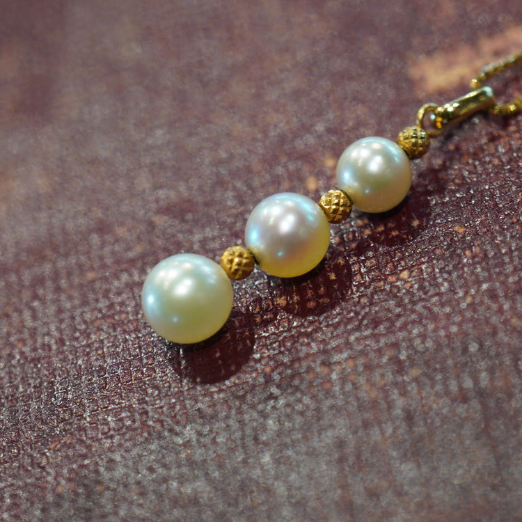 3連パールが上品なネックレス