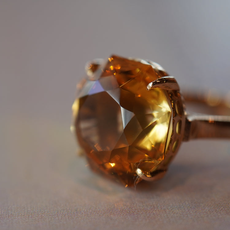 可愛らしいシトリンリング