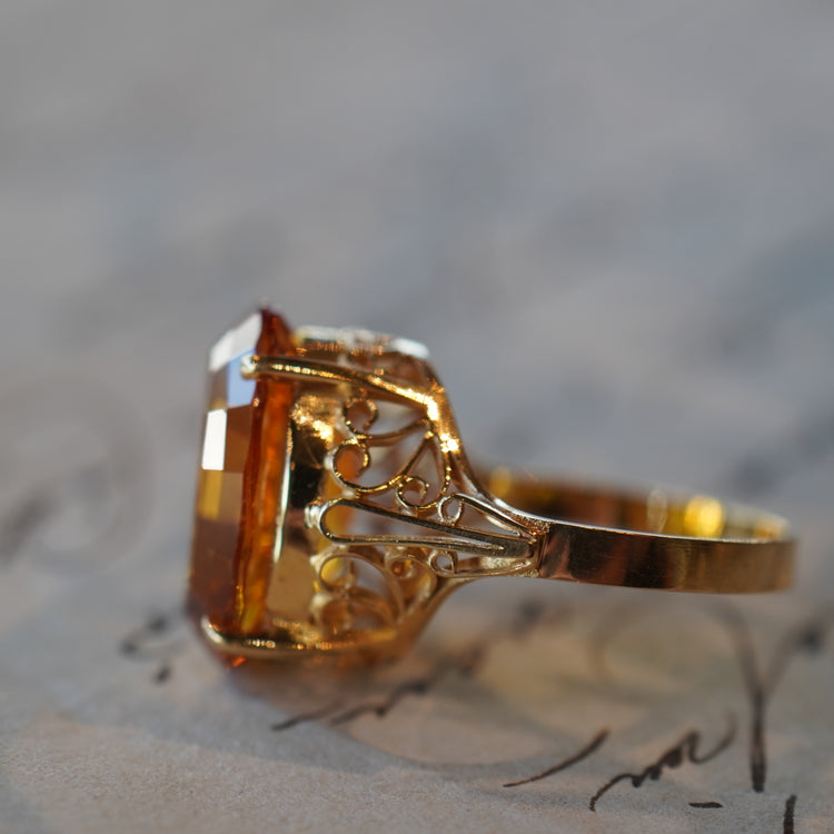 カットの美しい ヴィンテージシトリンリング