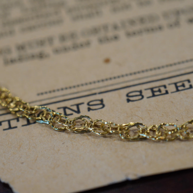 リングが連なる可憐なネックレス