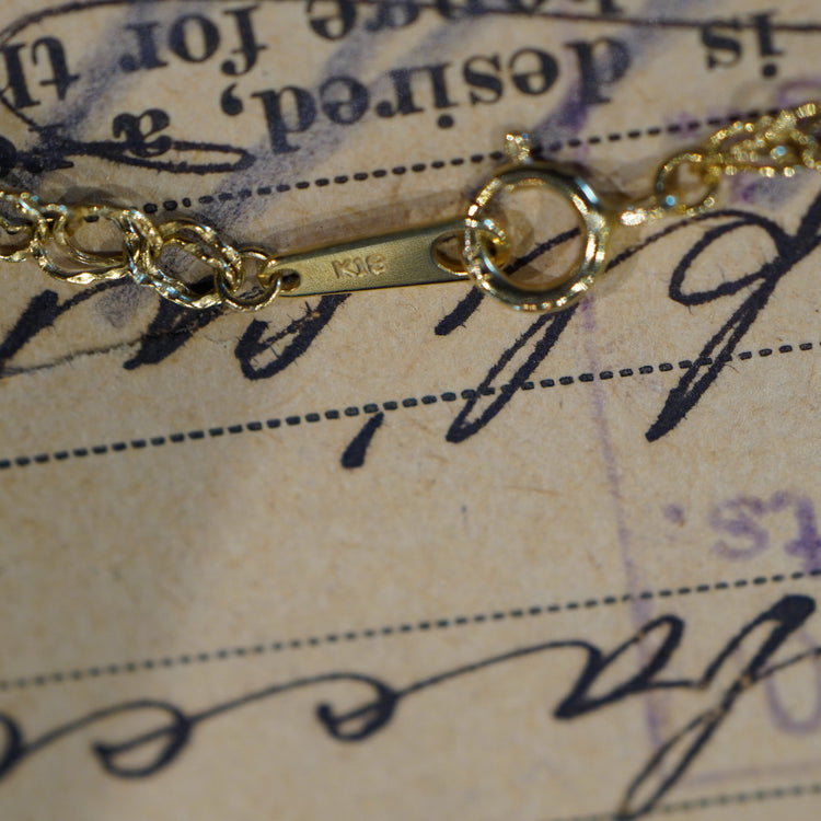 リングが連なる可憐なネックレス