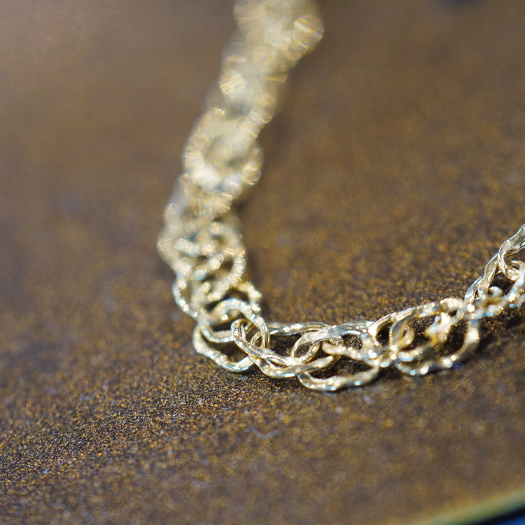 リングが連なる可憐なネックレス