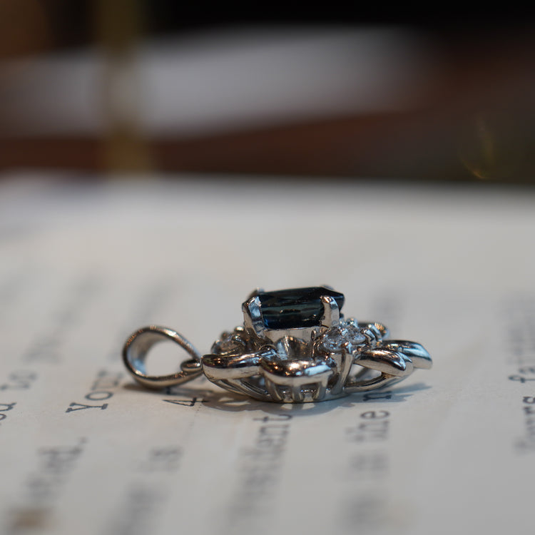 サファイアが美しいプラチナトップ