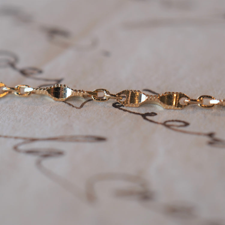 繊細なデザインチェーン