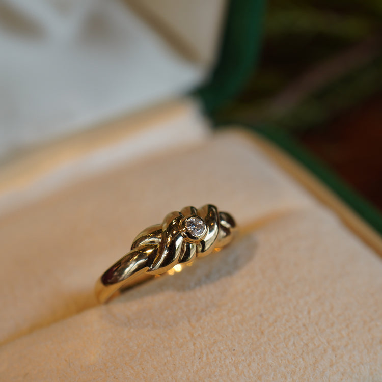 小さなダイヤモンドが煌めく リング