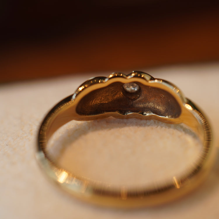 小さなダイヤモンドが煌めく リング