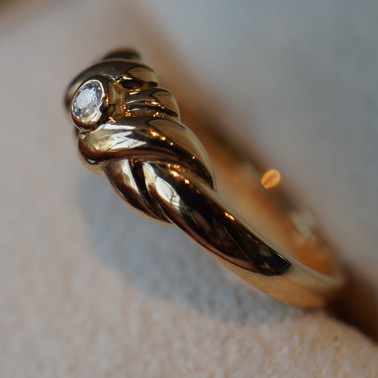 小さなダイヤモンドが煌めく リング