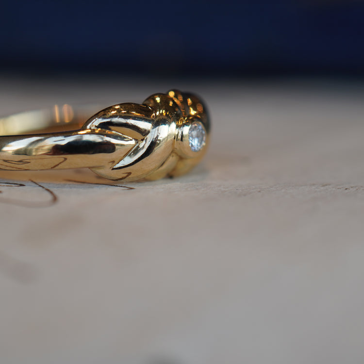 小さなダイヤモンドが煌めく リング