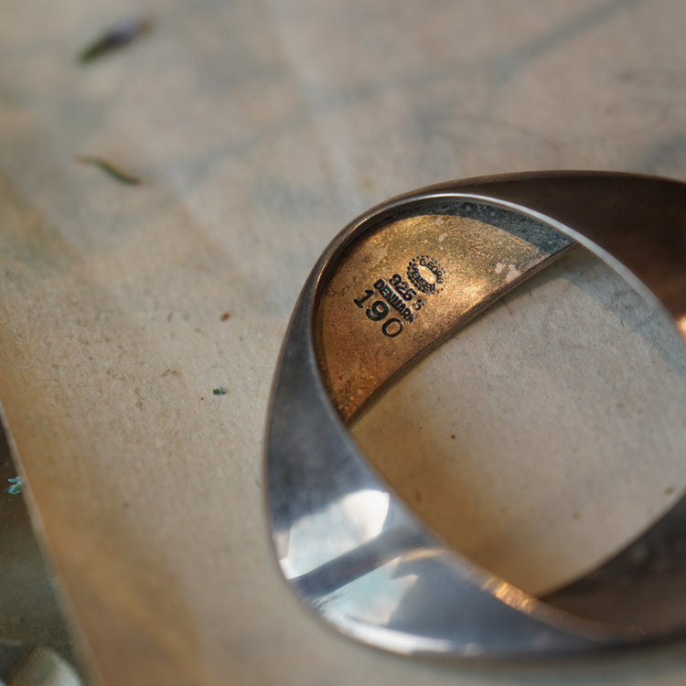 フォルムの美しい ジョージジェンセン(GEORG JENSEN)シルバーイヤリング