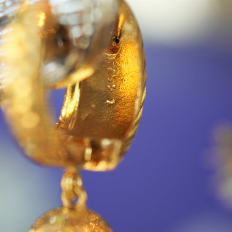 オリエンタルな彫りのピアス