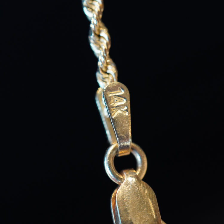 軽い着け心地のスクリューネックレス