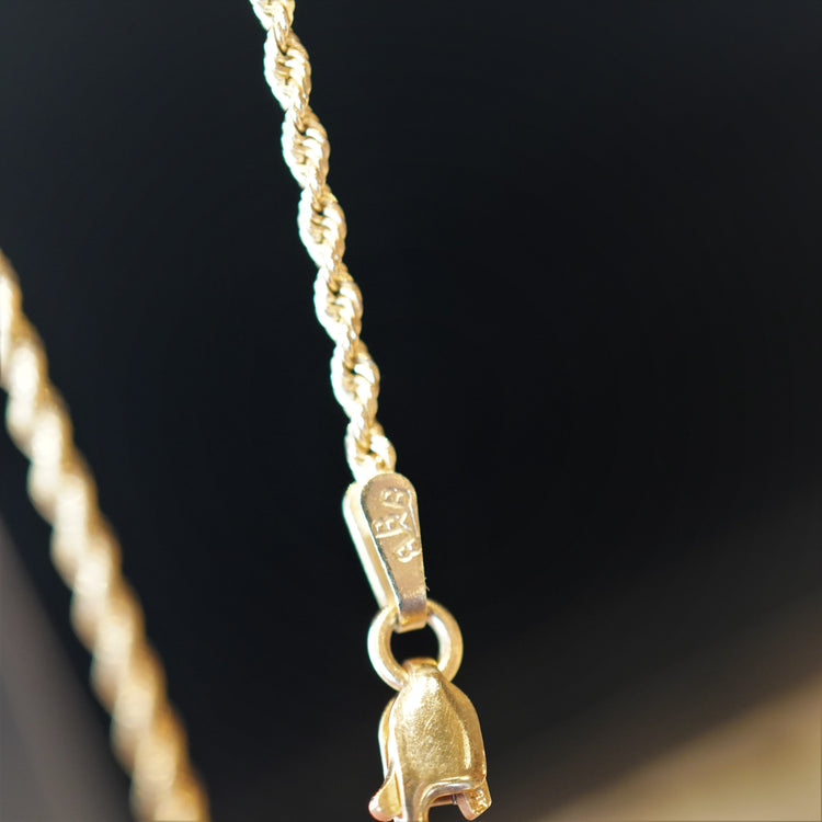 軽い着け心地のスクリューネックレス