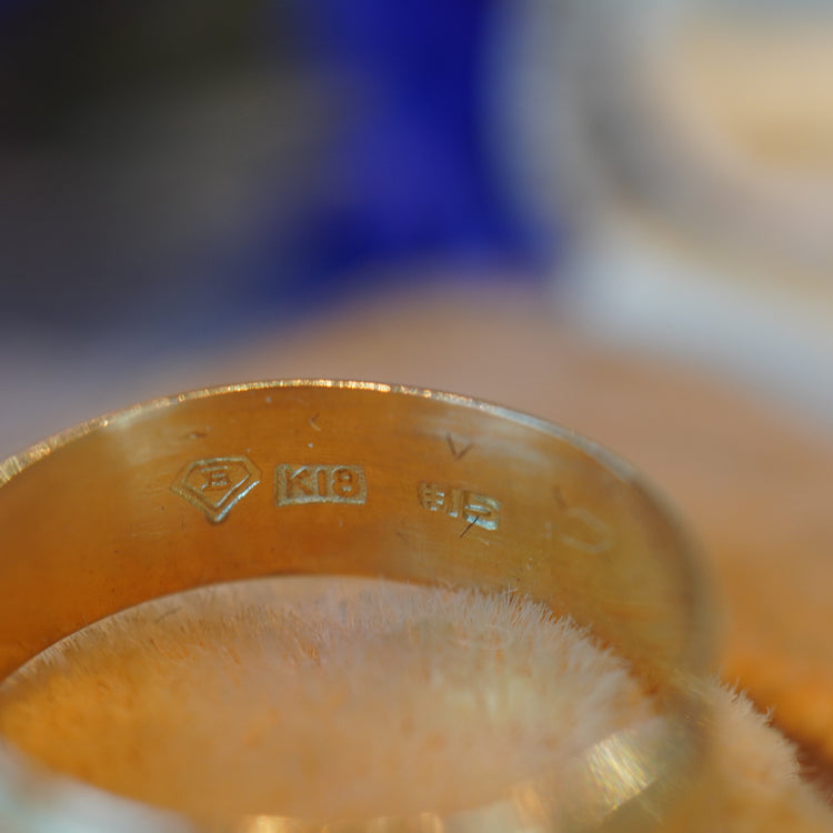 彫りのユニークな ゴールドリング