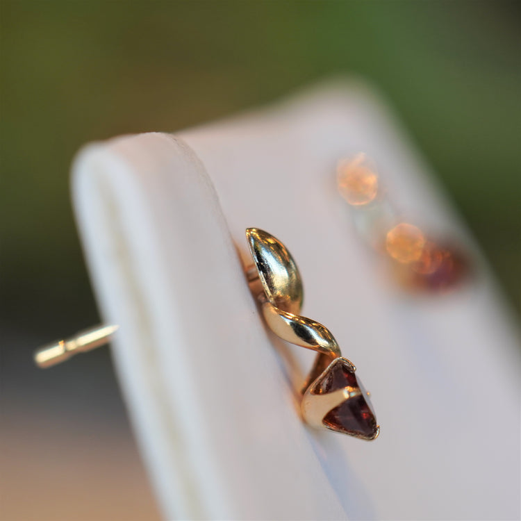 小さなガーネットがアクセントのピアス