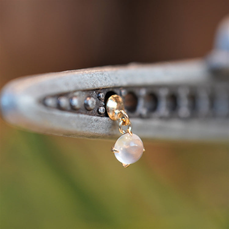 揺れるムーンストーンが可愛い ピアス