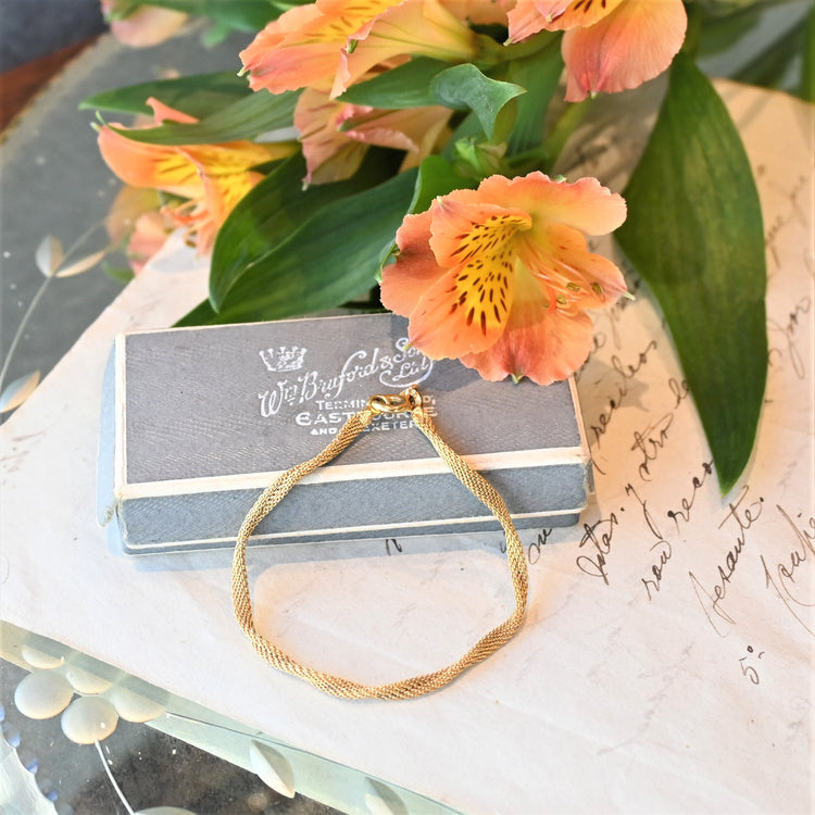 繊細な網目の ゴールドブレスレット