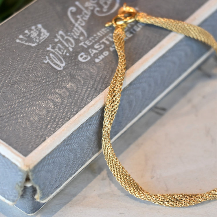 繊細な網目の ゴールドブレスレット