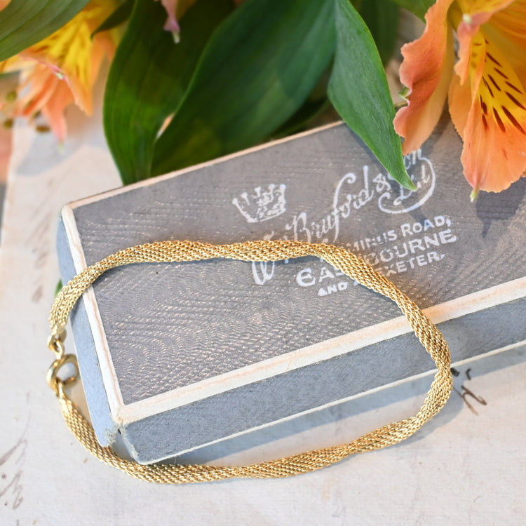 繊細な網目の ゴールドブレスレット