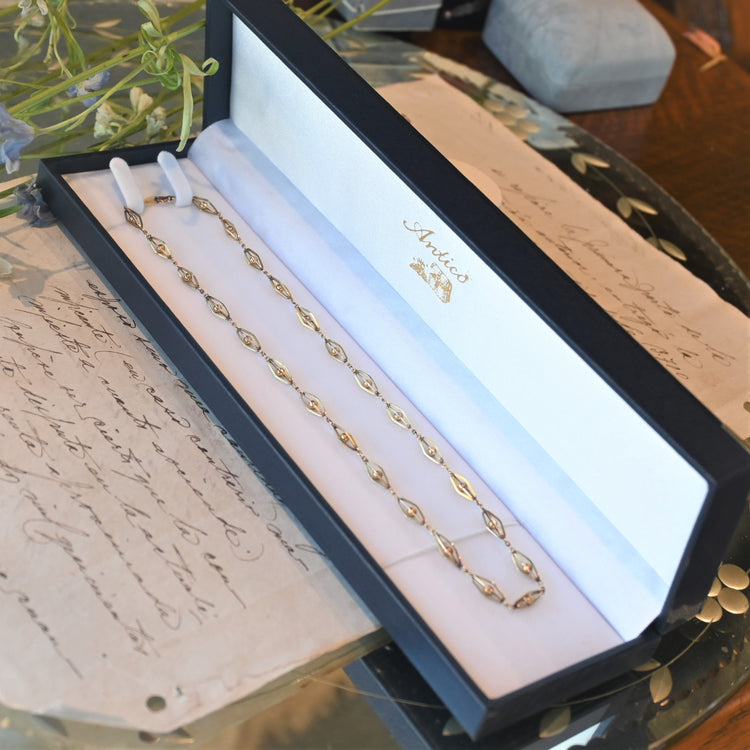 レトロなデザインネックレス