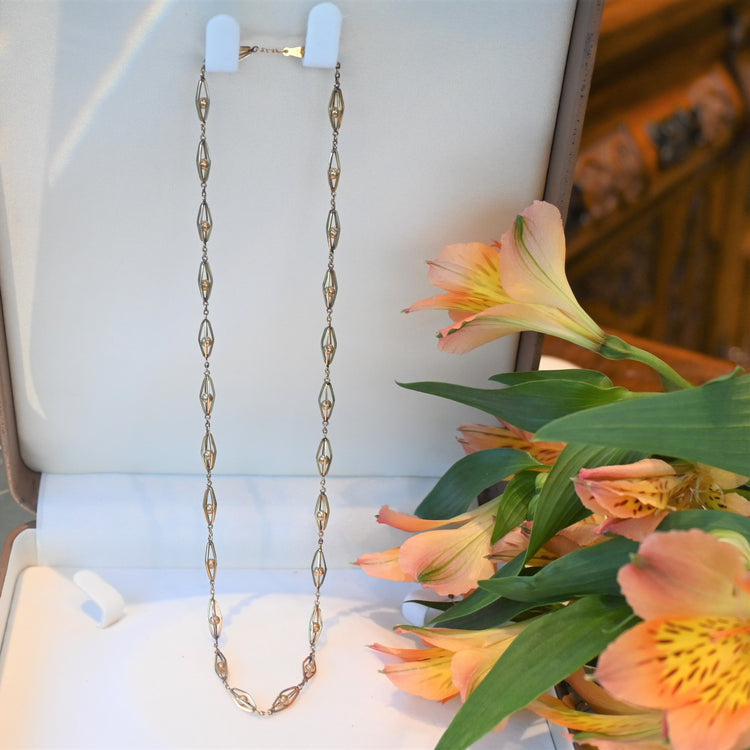 レトロなデザインネックレス