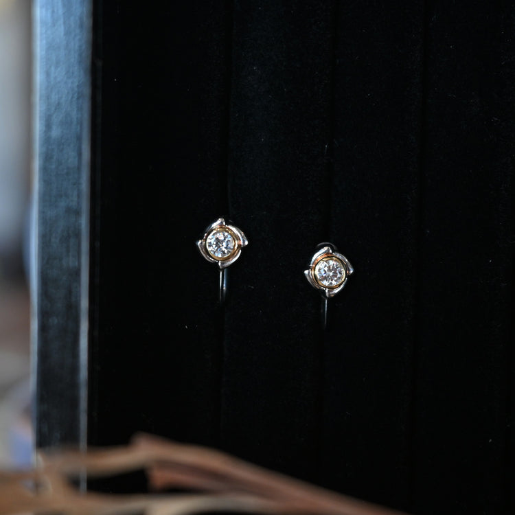 ダイヤモンドが美しいコンビイヤリング