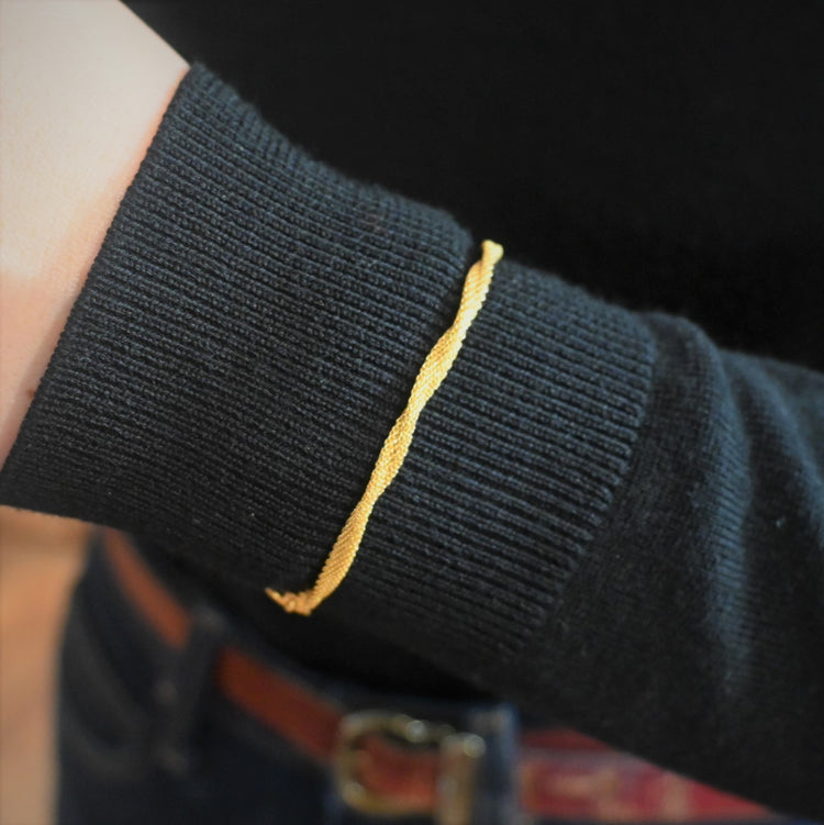 繊細な網目の ゴールドブレスレット