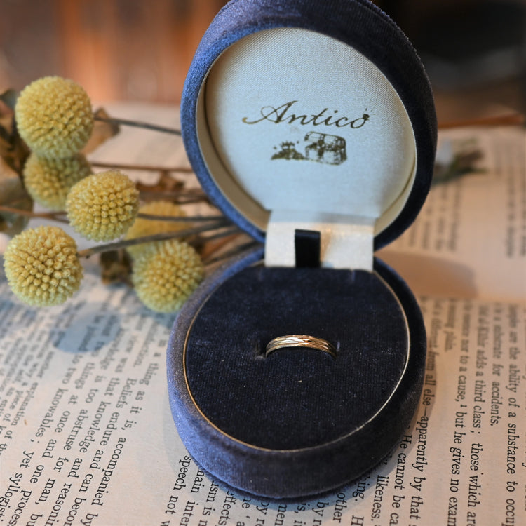 彫りの美しいデザインリング