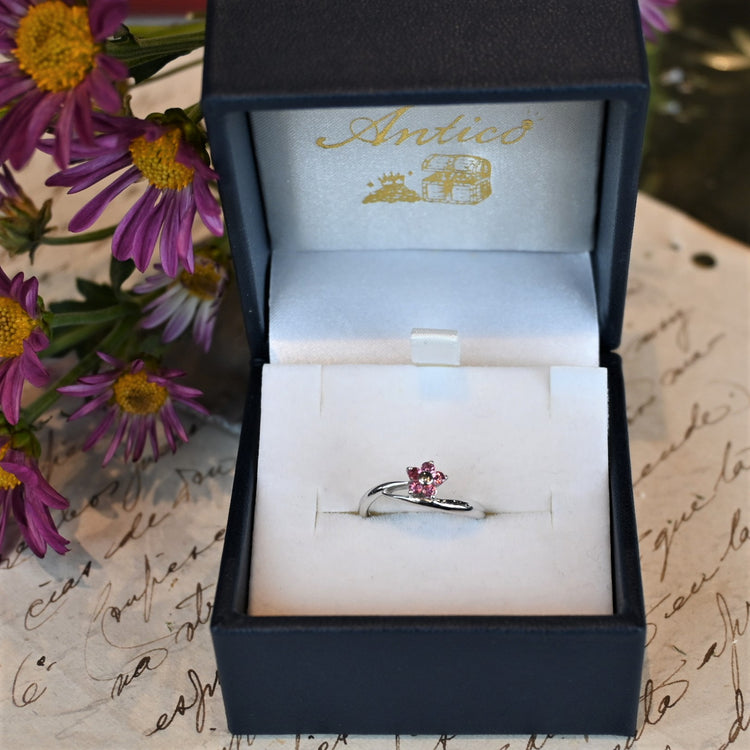 可愛らしい ガーネットデザインリング