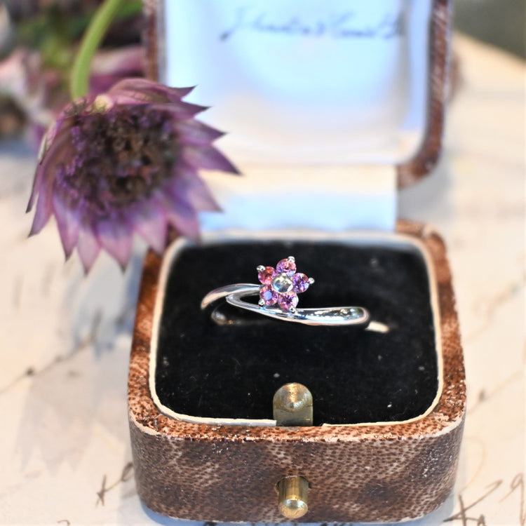 可愛らしい ガーネットデザインリング