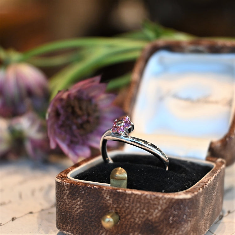 可愛らしい ガーネットデザインリング