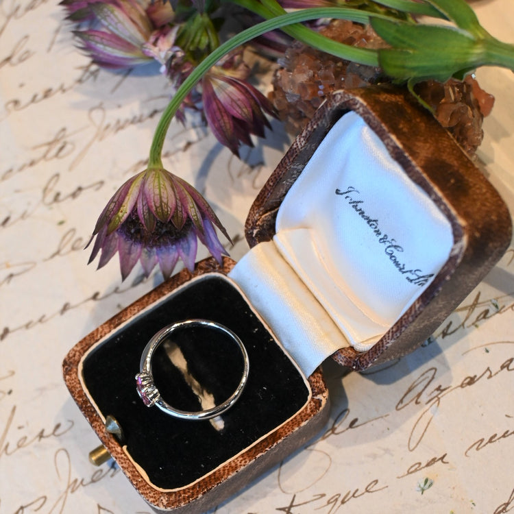 可愛らしい ガーネットデザインリング