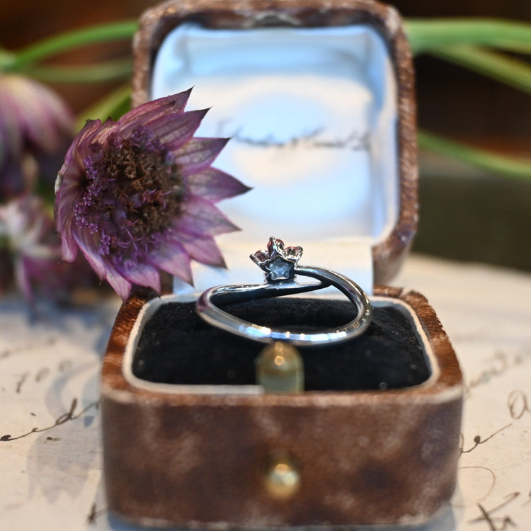 可愛らしい ガーネットデザインリング