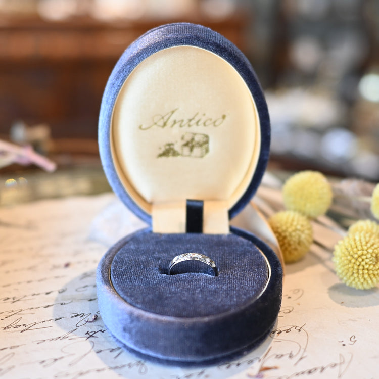 小さなダイヤモンドがかわいいプラチナリング