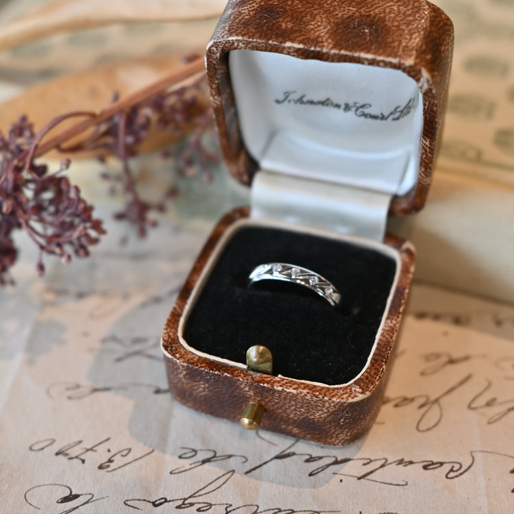 小さなダイヤモンドがかわいいプラチナリング