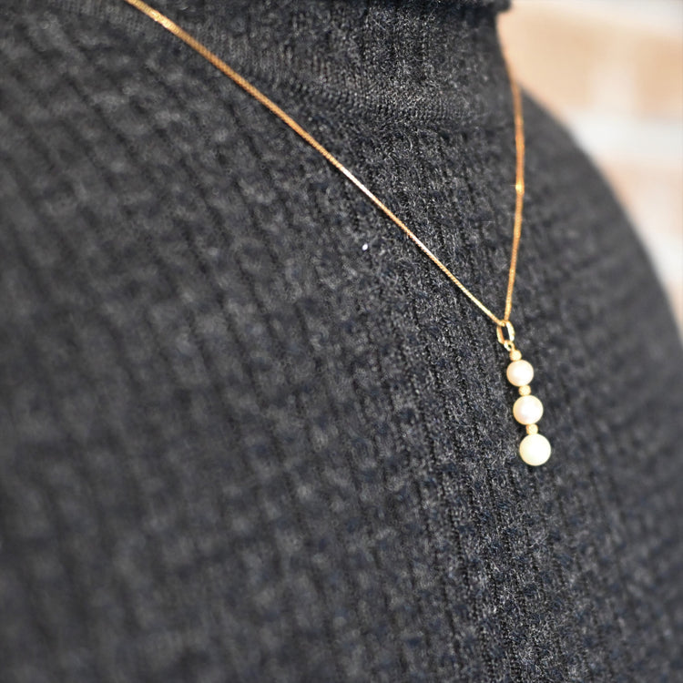 3連パールが上品なネックレス